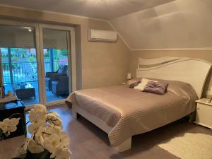 A bed or beds in a room at Maria Vendéghaz