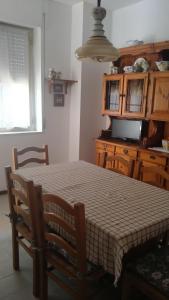 ein Esszimmer mit einem Tisch und einer Küche in der Unterkunft Relax al mare in Silvi Paese