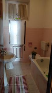 ein Badezimmer mit einem Waschbecken, einer Badewanne und einem WC in der Unterkunft Relax al mare in Silvi Paese