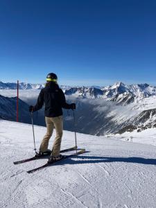 Eine Person auf Skiern im Schnee auf einem Berg in der Unterkunft Mallnbach Apartments in Mallnitz