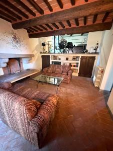 sala de estar con sofá y mesa de cristal en Villa Elena, en Orentano