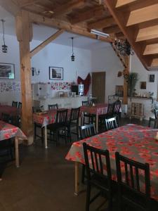 comedor con mesas y sillas y cocina en Ranczo Sielanka, en Jamielnik
