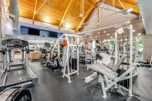 een fitnessruimte met loopbanden en machines in een kamer bij Bear Trap Dunes Clubhouse in Ocean View