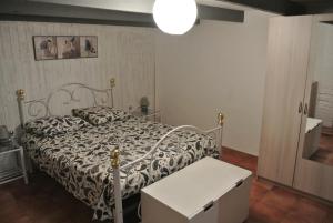 Un dormitorio con una cama y una mesa. en A la Ferme Bleue, en Nayemont-les-Fosses