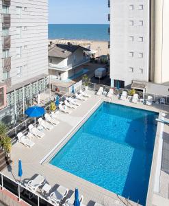 una vista aérea de una piscina en un edificio en Hotel Rosanna 3 Stelle Superior, en Lido di Jesolo