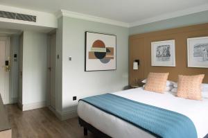 Postel nebo postele na pokoji v ubytování Bush Hotel Farnham