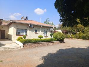 dom z podjazdem przed nim w obiekcie MATT Bed and Breakfast w mieście Lilongwe