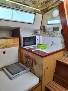 una pequeña cocina con fregadero y encimera en Canarian Pirat en Arrecife