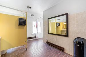TV a/nebo společenská místnost v ubytování College Inn Hotel