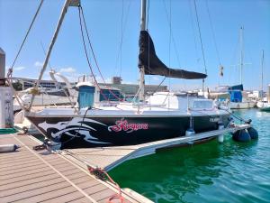 ein schwarzweißes Boot, das an einem Dock angedockt ist in der Unterkunft Canarian Pirat in Arrecife