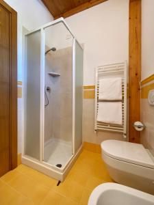 a bathroom with a shower and a toilet at Agriturismo La Cascina di Opaco in Norcia