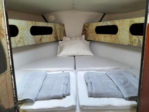 - un lit dans une petite chambre avec 2 oreillers dans l'établissement Canarian Pirat, à Arrecife