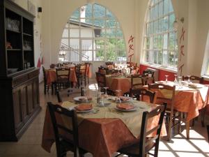 維萊塔巴雷亞的住宿－Art Hotel，用餐室设有桌椅和窗户。