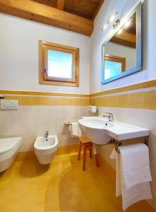 a bathroom with a sink and a toilet and a mirror at Agriturismo La Cascina di Opaco in Norcia