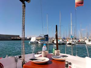 een tafel op een boot in het water met boten bij Canarian Pirat in Arrecife