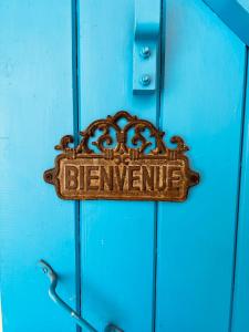 Lanzac的住宿－Auberge du lion d'or，带有读贝纳洛尔的标志的蓝色门