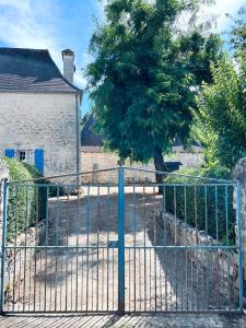 Lanzac的住宿－Auberge du lion d'or，树屋前的大门