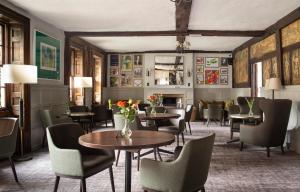 Posezení v ubytování Bush Hotel Farnham