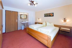 A bed or beds in a room at Haus Enzian Még 25 kép
