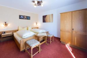 A bed or beds in a room at Haus Enzian