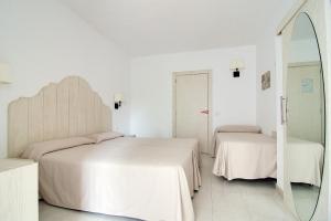 Tempat tidur dalam kamar di Hostal Capri