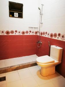 a bathroom with a toilet and a shower at Quiet stay in Jerash