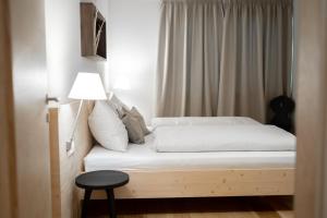 Tempat tidur dalam kamar di Oberzerod Apartments