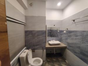 Koupelna v ubytování Hotel Apricot Inn kargil
