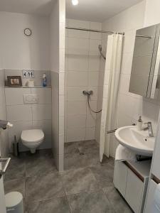 Koupelna v ubytování Schöne Wohnung in ruhiger Lage mit Garten.