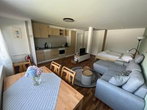 Kuchyň nebo kuchyňský kout v ubytování Schöne Wohnung in ruhiger Lage mit Garten.