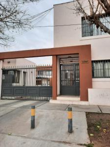 un edificio con una gran puerta delante de él en Apartamento Quintana, en Guaymallén 9 fotos más