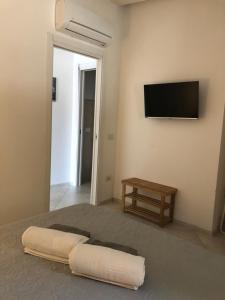A television and/or entertainment centre at Giorgia&Greta- relax casa vacanze