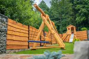 ウストロンにあるApartamenty w Lipowskiej Chacie - jacuzzi i saunaの遊び場(滑り台、木製の柵付) +61枚の写真