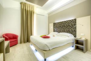 A bed or beds in a room at Hotel Boemia