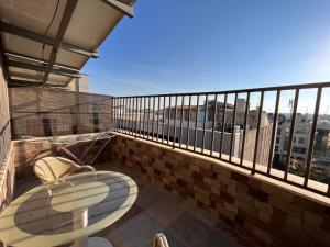 - un balcon avec des toilettes au-dessus d'un bâtiment dans l'établissement Jawharet Alswefiah Hotel Suites, à Amman