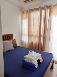 Ένα ή περισσότερα κρεβάτια σε δωμάτιο στο SMDC Wind -Cool Suites Tagaytay