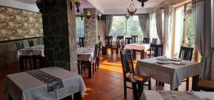 un restaurante con mesas y sillas en una habitación en Pensiunea Venetia Sighisoara en Sighişoara