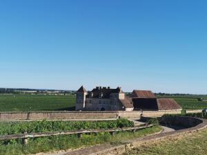 an old house in the middle of a field at Appt proche des vignes in Perrigny-lès-Dijon