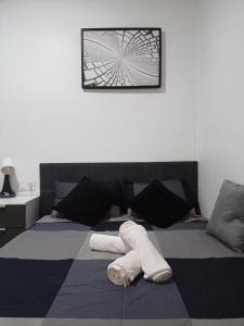 Un dormitorio con una cama con una toalla blanca. en Vilapicina Hostal, en Barcelona