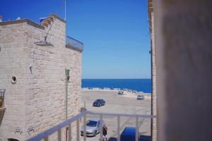 una vista de un aparcamiento junto al océano en Lorè, en Polignano a Mare