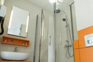 Bilik mandi di Hôtel Le Père Léon