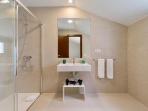 y baño con lavabo y ducha. en Hotel Emeté & Coworking en Las Palmas de Gran Canaria