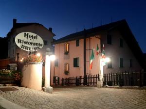 un bâtiment avec un panneau sur son côté dans l'établissement Hotel Brufa, à Monteleone di Spoleto