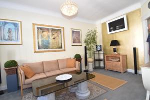 a living room with a couch and a table at fewo1846 - Artemis - vintage Altbau-Wohnung im 4 OG eines Geschäftshauses im Stadtzentrum in Flensburg