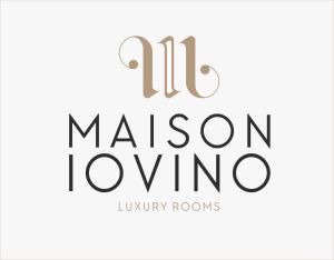 ソレントにあるYourHome - Maison Iovino Luxury Roomsの豪華な客室のモノグラムロゴセット
