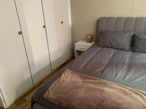małą sypialnię z łóżkiem i szafką nocną w obiekcie A Cozy one bed apartment in Pretoria Central w mieście Pretoria