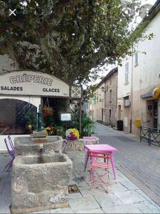 różowy stół i krzesła na ulicy miejskiej w obiekcie Charmant studio dans le golfe de saint tropez w mieście Le Plan-de-la-Tour