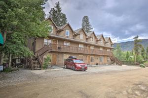 een auto geparkeerd voor een groot huis bij Walk to Marina Rustic Grand Lake Retreat! in Grand Lake