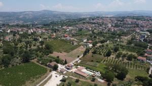 una vista aérea de una localidad con viñedos y una ciudad en Il Poggio degli Antichi Sapori - Residence, en Paternopoli