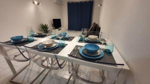 una mesa de comedor con platos y vasos. en BeGuest Areias Apartment, en Albufeira